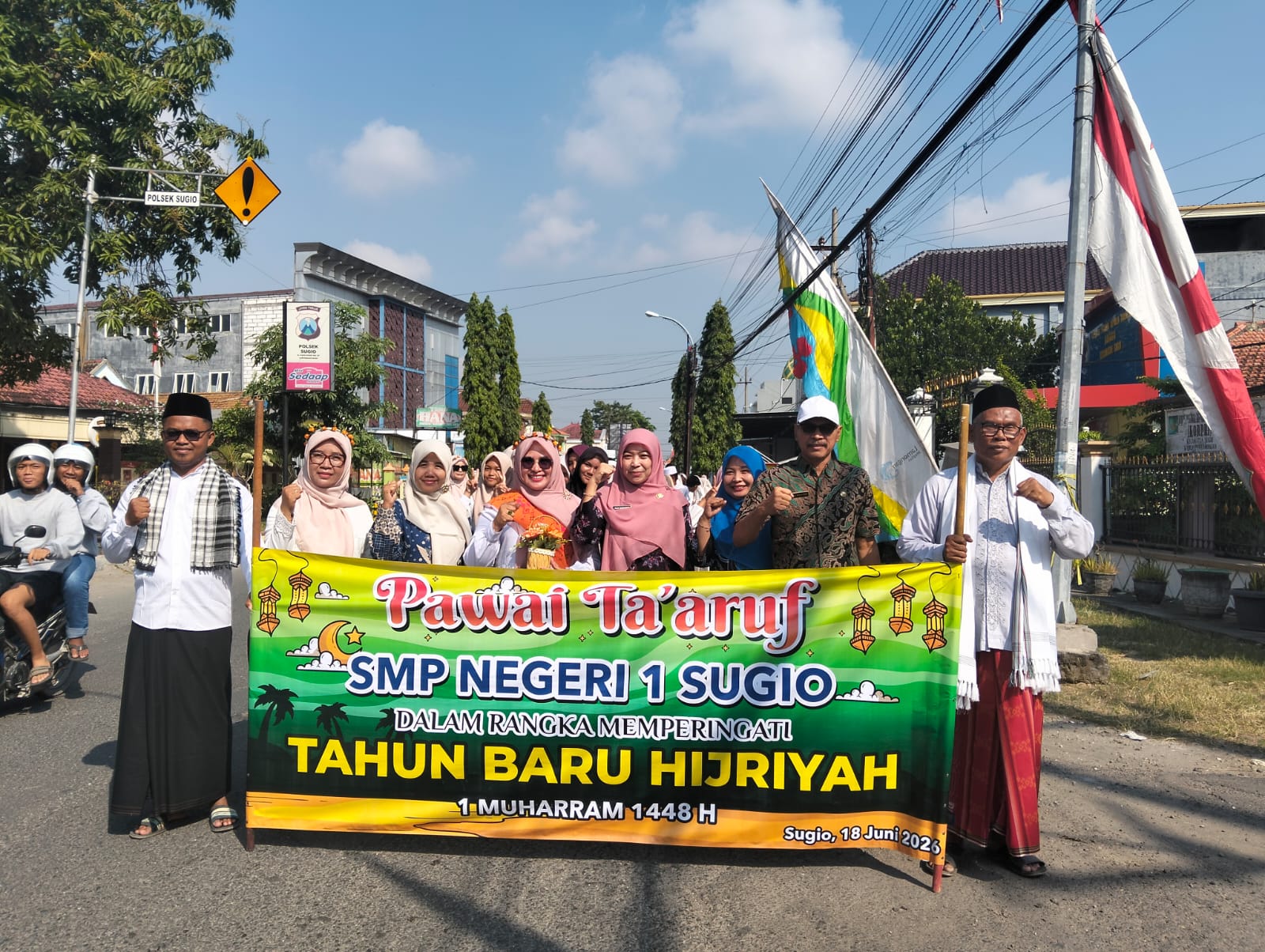 SEMARAK TAHUN BARU ISLAM, SMP NEGERI 1 SUGIO GELAR PAWAI TA'ARUF DAN BAKTI SOSIAL UNTUK MASYARAKAT