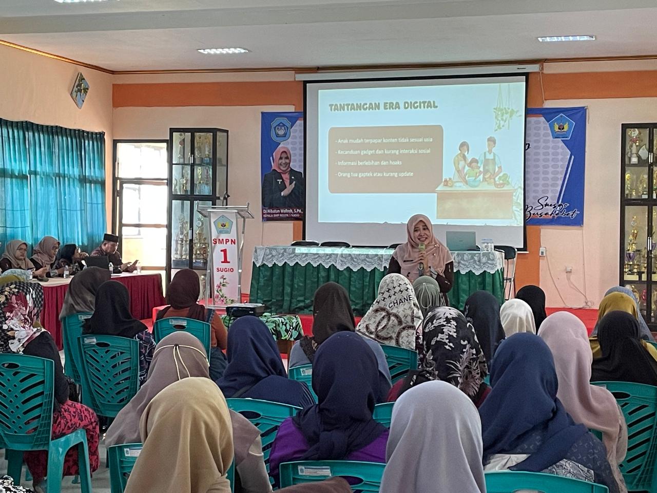 PERKUAT SINERGI SEKOLAH DAN ORANG TUA, SMP NEGERI 1 SUGIO GELAR SEMINAR PARENTING DAN PEMBAGIAN RAPOR SEMESTER GENAP PERKUAT SINERGI SEKOLAH DAN ORANG TUA, SMP NEGERI 1 SUGIO GELAR SEMINAR PARENTING DAN PEMBAGIAN RAPOR SEMESTER GENAP
