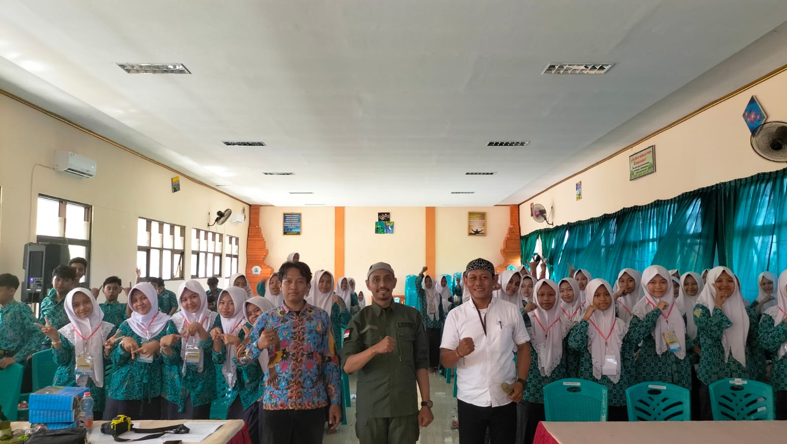 BANGUN GENERASI MELEK DIGITAL, SMP NEGERI 1 SUGIO GELAR BIMTEK KREATOR KONTEN DAN JURNALISTIK