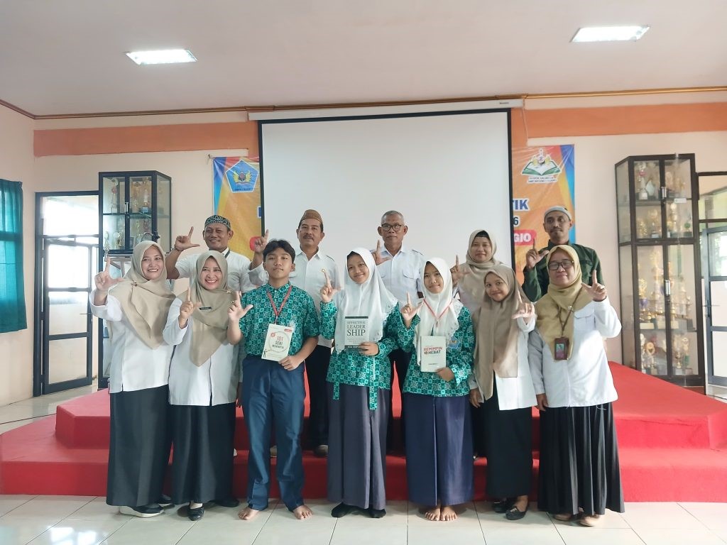 BANGUN GENERASI MELEK DIGITAL, SMP NEGERI 1 SUGIO GELAR BIMTEK KREATOR KONTEN DAN JURNALISTIK