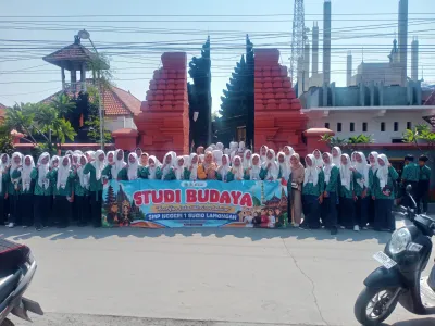 GELAR STUDI BUDAYA DI DESA PANCASILA, SMPN 1 SUGIO MENUMBUHKAN SEMANGAT TOLERANSI DAN KEBHINEKAAN
