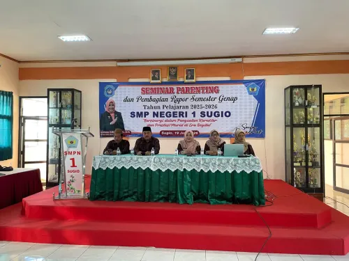 PERKUAT SINERGI SEKOLAH DAN ORANG TUA, SMP NEGERI 1 SUGIO GELAR SEMINAR PARENTING DAN PEMBAGIAN RAPOR SEMESTER GENAP